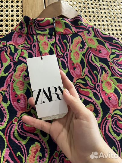 Платье Zara с воротником-стойкой