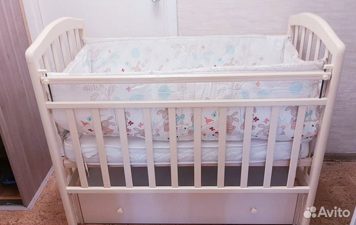 Детская кровать с матрасом, бортиками и ящиком