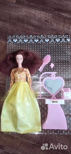 Барби с аксессуарами и туалетным столиком