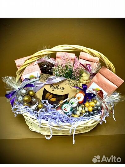 Корзина с чаем и сладостями. Подарок учителю