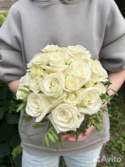 Букет невесты классический в белой гамме