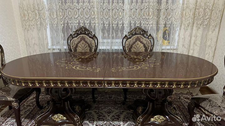 Стол и стулья