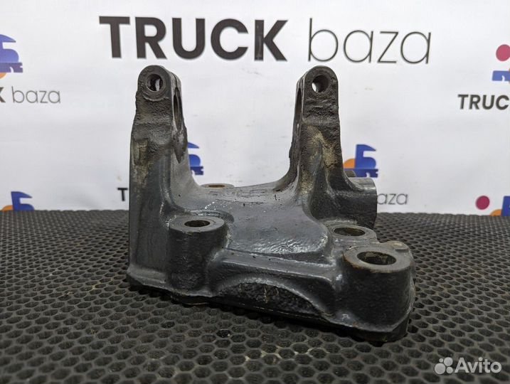 1785815 Кронштейн передней рессоры правый