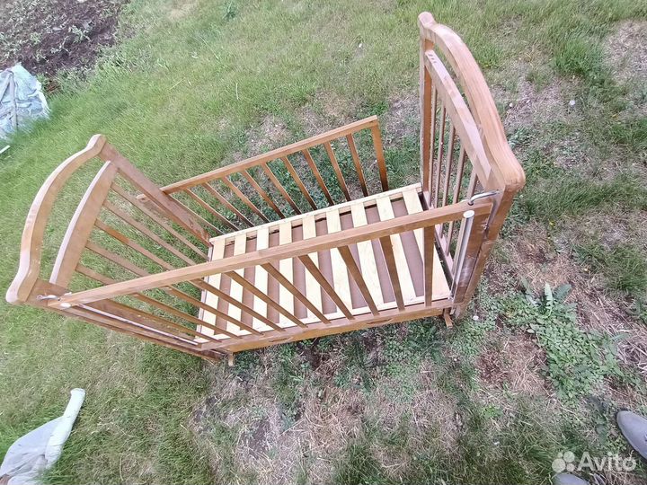 Детская кроватка с маятником и ящиком