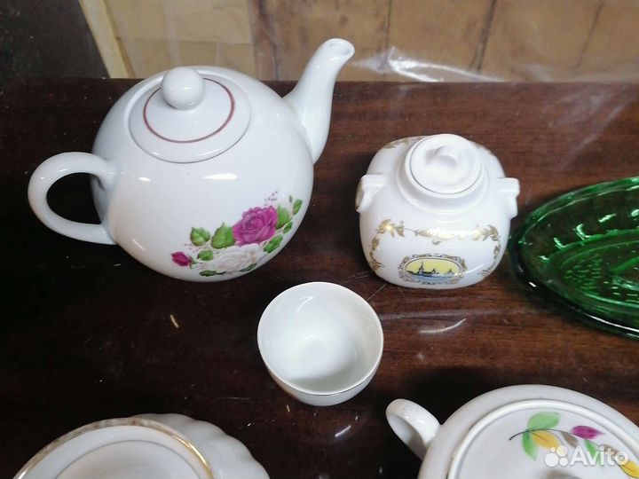 Чайник и сахарница