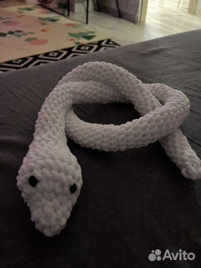 Плюшевая вязаная змея