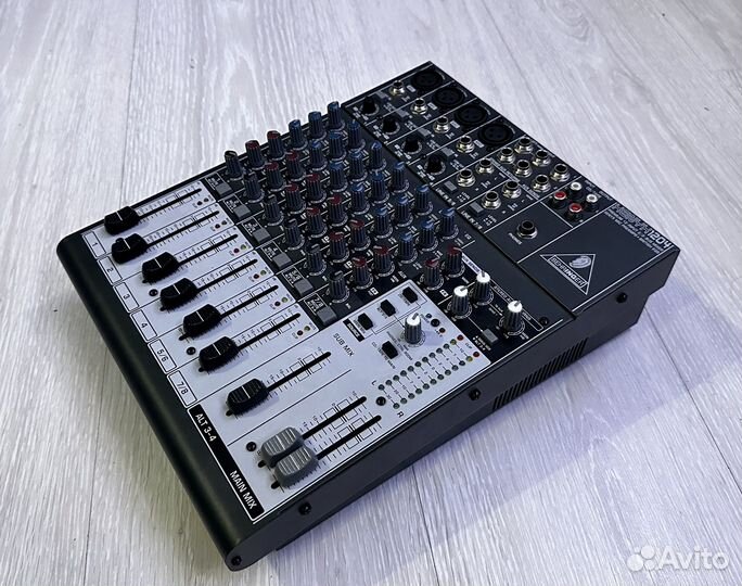 Микшерный пульт Behringer Xenyx 1204