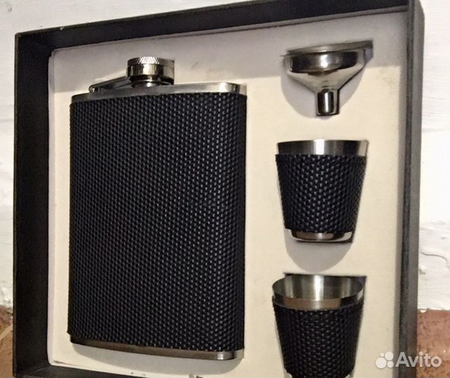 Фляжка и рюмки