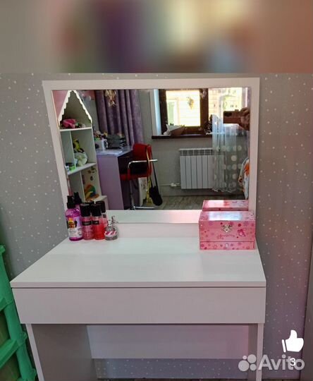 Туалетный столик с зеркалом