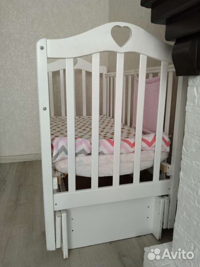 Детская кроватка с продольным маятником