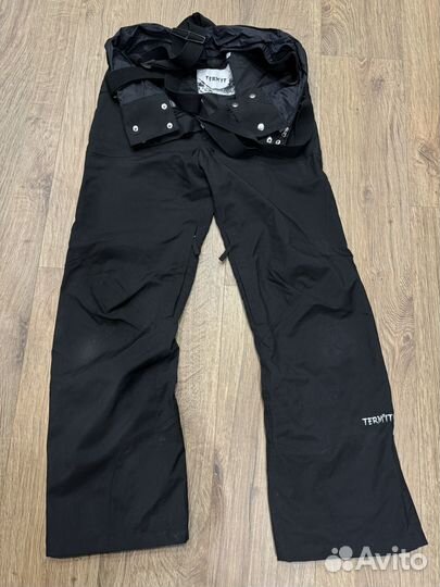 Куртка и брюки (на лямках) сноубордическая