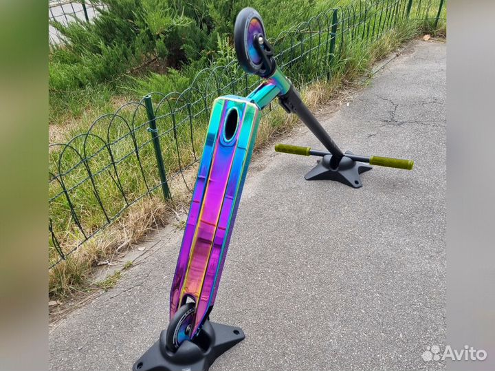 Новый самокат трюковой Mystique с зелёными грипсам