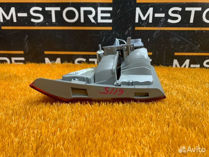 Фонарь крышки багажника правый Mercedes-Benz