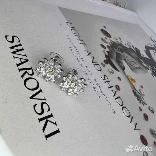 Swarovski серьги ромашки белые пусеты