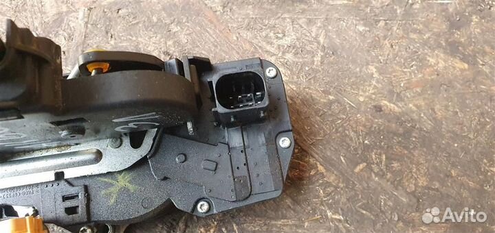 Замок двери задней левой Cadillac SRX 1 2003-2009