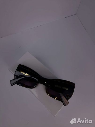 Солнцезащитные очки Miu Miu