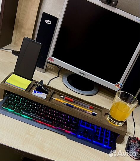 Подставка над клавиатурой