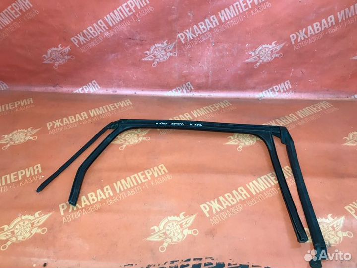 Уплотнительная резинка задняя левая Opel Astra J