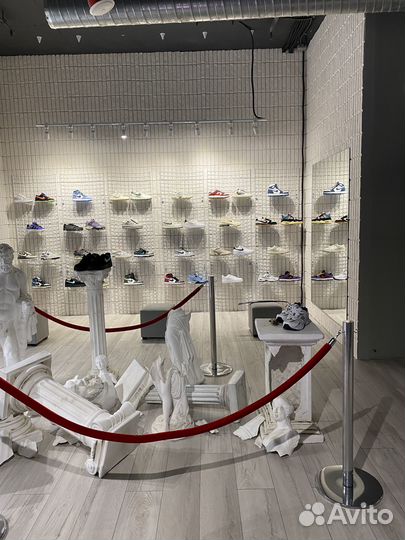 Кроссовочный магазин в топовом месте