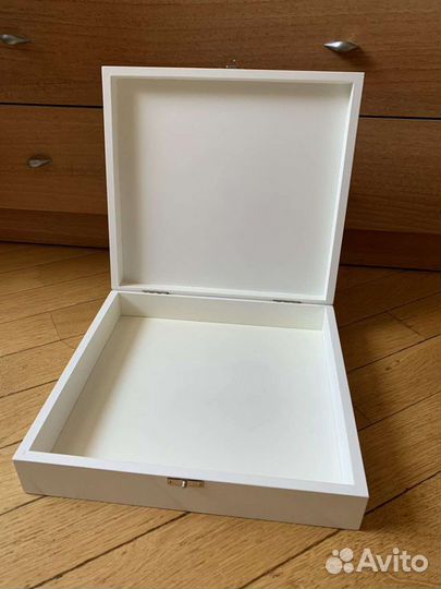 Белая деревянная коробка для хранения с защелкой