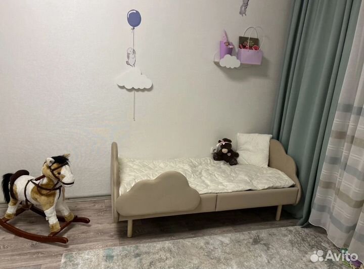 Детская кроватка с бортиком