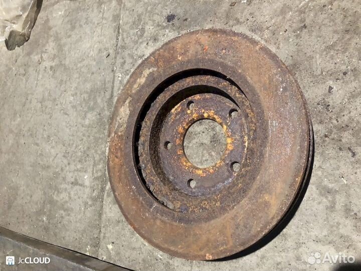 Тормозной диск на nissan tino V10