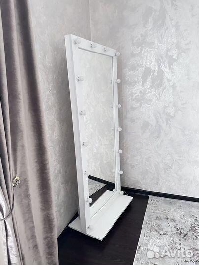 Гримерное зеркало с лампочками