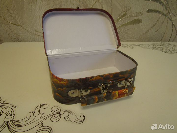 Коробка чемодан жестяная