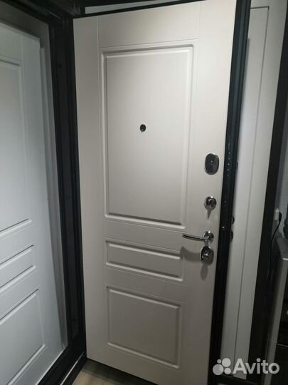 Дверь входная в квартиру