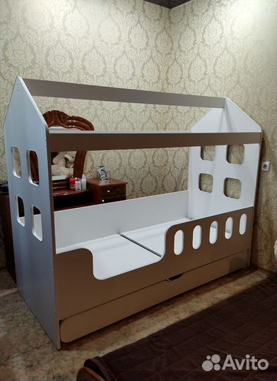 Кровать домик с окошком