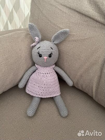 Вязаные игрушка заяц