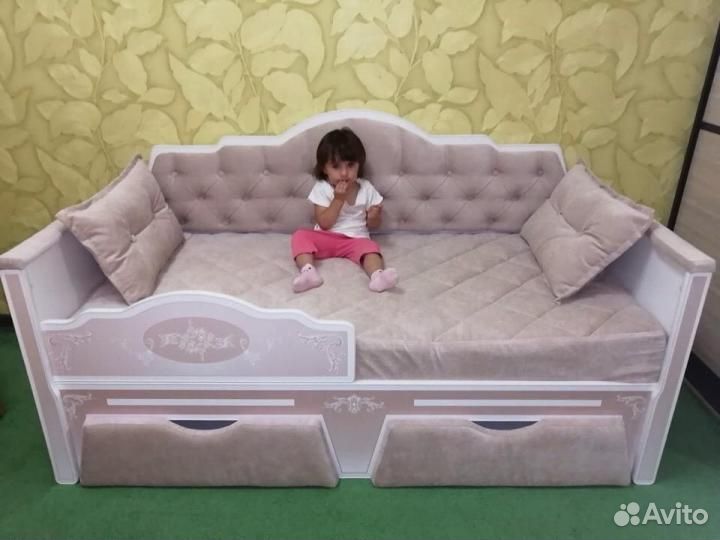Кровать для девочки в каретной стяжке
