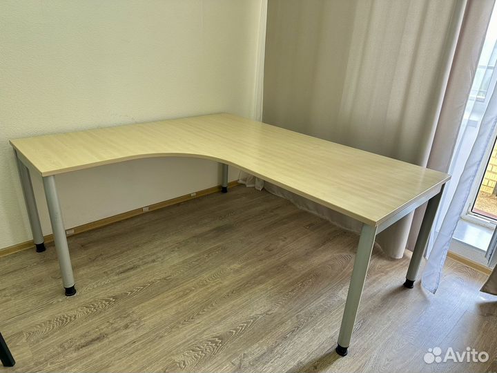 Угловой компьютерный стол