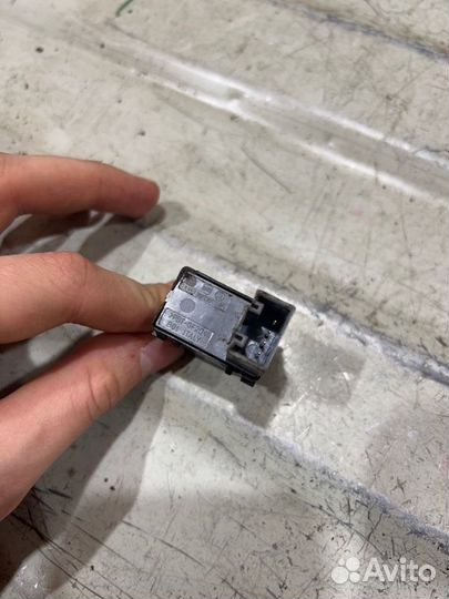 Кнопка стеклоподъёмника задняя левая Volkswagen