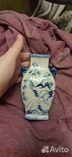 Ваза из фарфора с изображением гор и леса