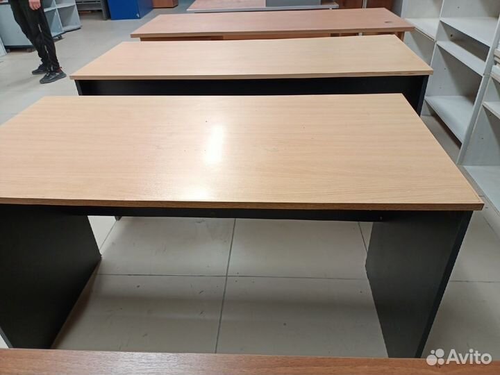 Столы прямые, много, Б.У. Этот товар в Екатеринбур