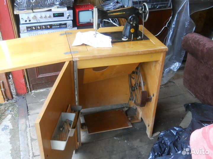 Машина швейная Подольск в тумбе