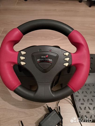 Игровой руль с педалями Genius