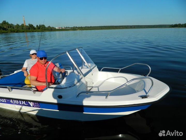 Моторная лодка Wyatboat-430 DC (тримаран)