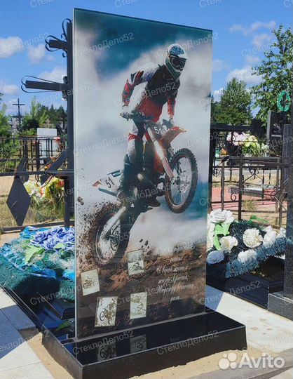 Памятник из стекла на могилу