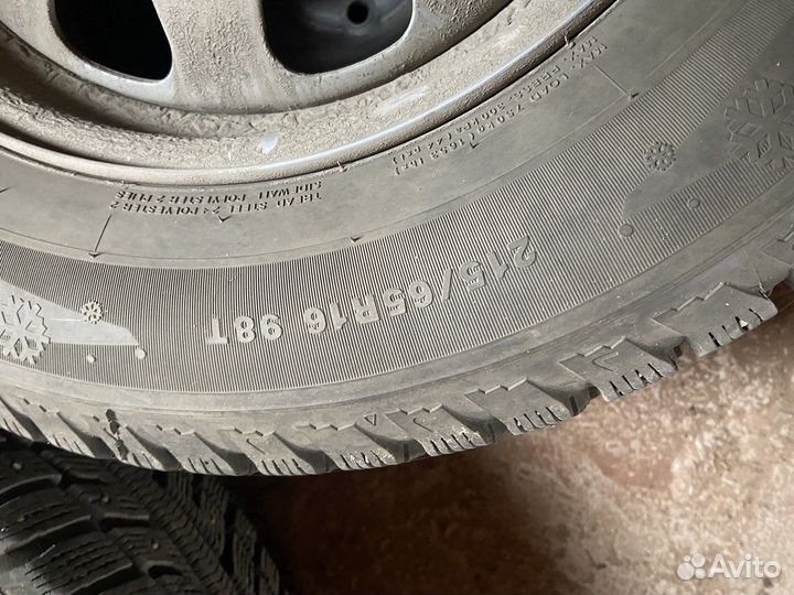 Marshal I'Zen Stud Snow KW11 215/65 R16 98