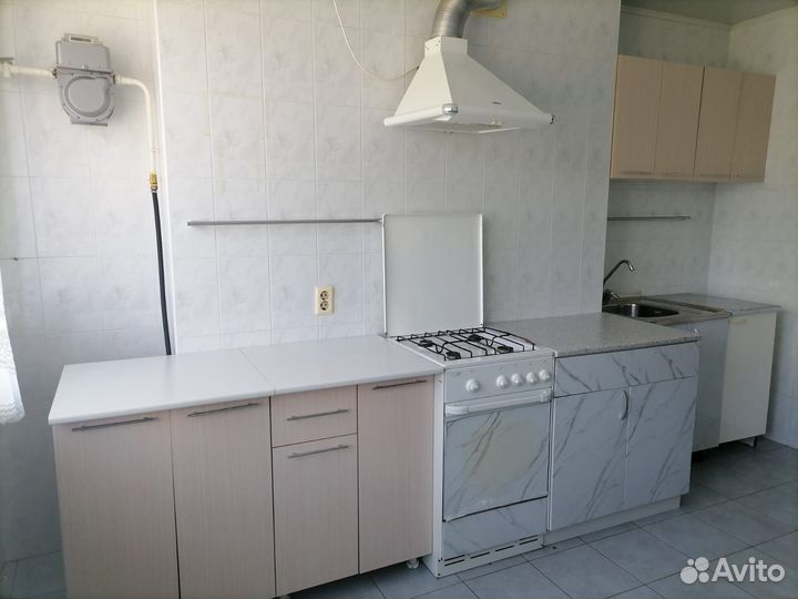 Кухонный набор мебели и вытяжка