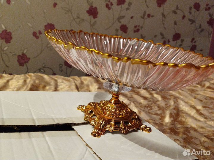 Ваза для фруктов на ножке