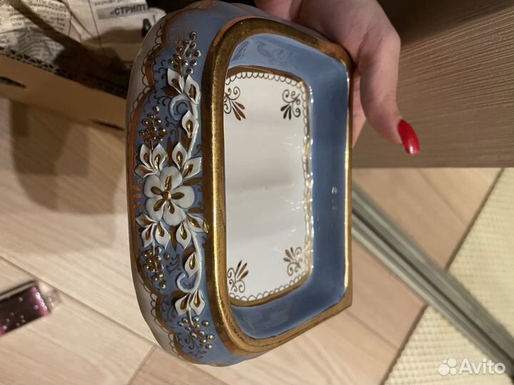 Фарфоровая посуда, статуэтка и яйцо