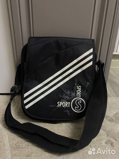 Спортивная сумка чёрного цвета