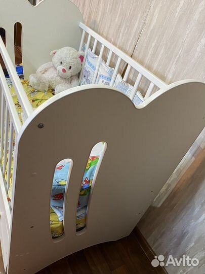 Детская кроватка с маятником и ящиком