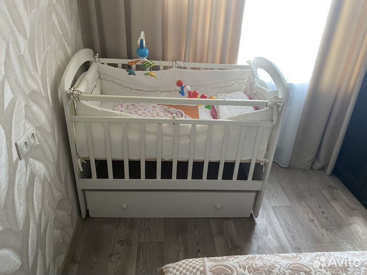 Детская кроватка с маятником и ящиком