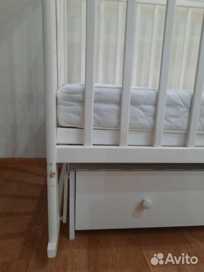 Детская кроватка с маятником и ящиком