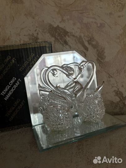 Лебеди на зеркальной основе