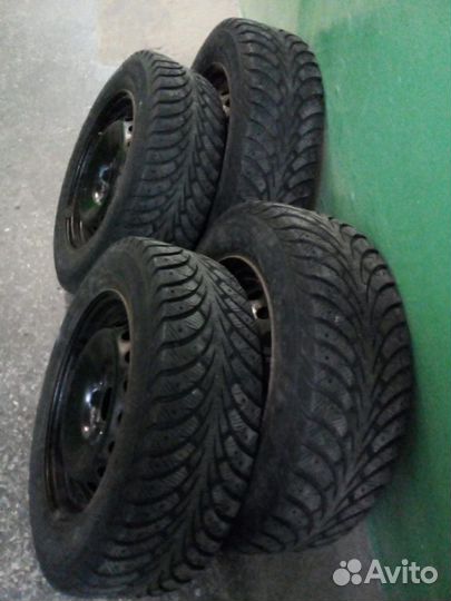 Goodyear UltraGrip 215/65 R16